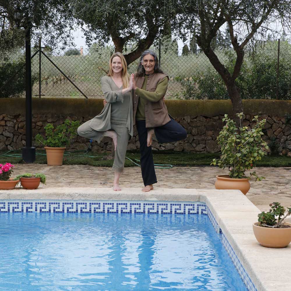 Yoga exercise with two persons at Vida Libre in Mallorca